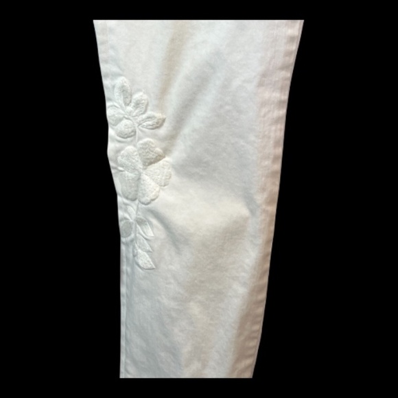 EUC Cabi white slim boyfriend jeans w/ floral appliqué – women’s size 10 - Picture 5 of 9